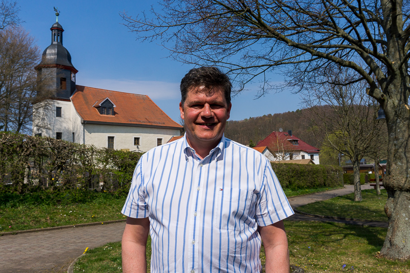 Gerrit Häcker in Seebach vor der Kirche der Gemeinde