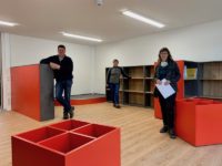 Claudia Herrmann, Bürgermeister Gerrit Häcker und Katrin Zarate stehen im Kinderbereich der Gemeindebibliothek Seebach