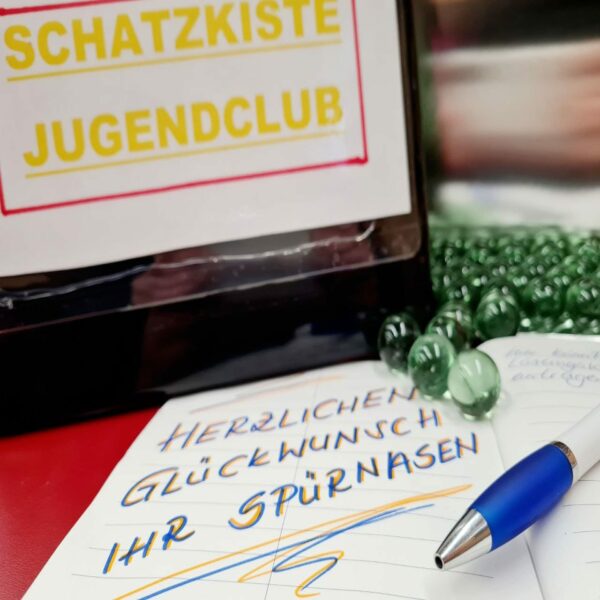 Blick in das Logbuch und auf die Schatzkiste der Schatzsuche vom Jugendclub in Seebach